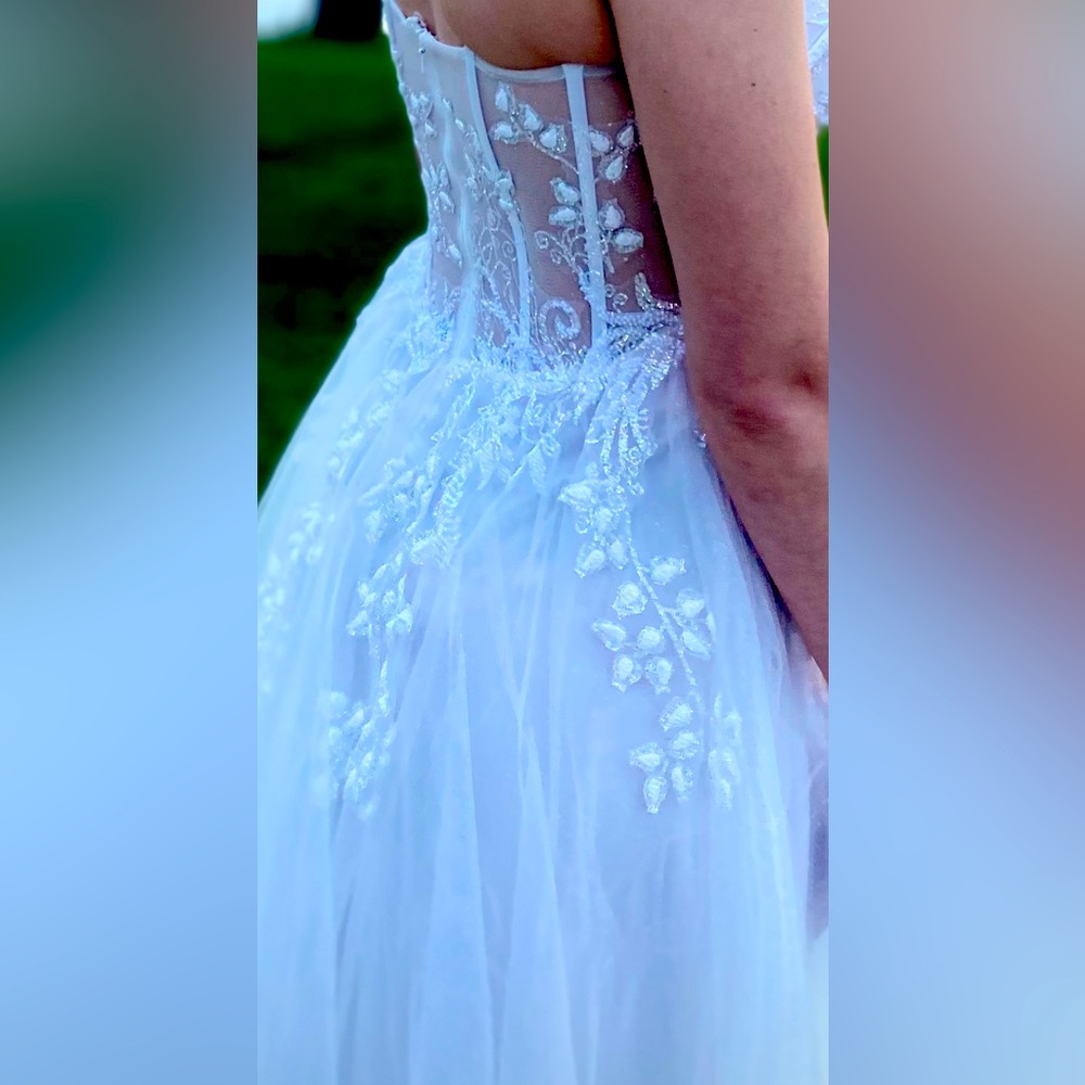 Prom dress! White gown bought if for my junior prom size 3 but fits like a 2!